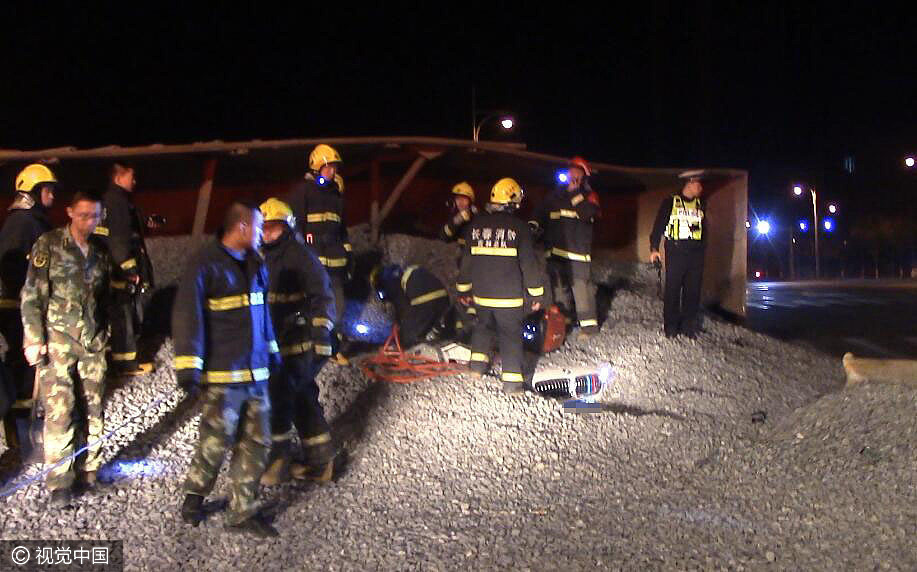 运石车侧翻砸中宝马车 车尾扁如纸片 运石车侧翻砸中宝马车 车尾扁如纸片