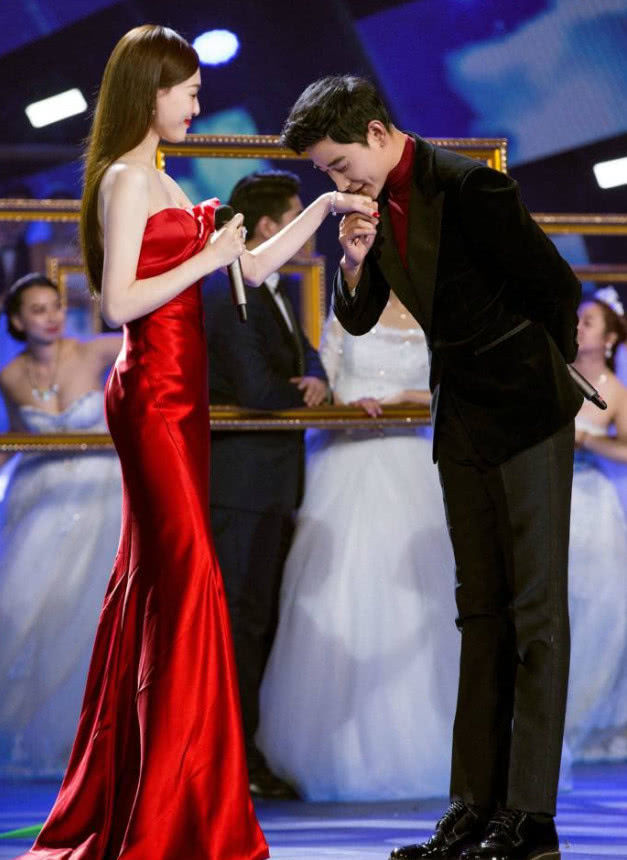 唐嫣现身机场,黑衣大叔粉疯狂追拍惹人厌,老板