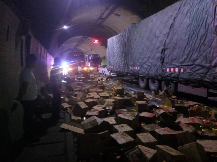 5码高速蜗行!低速货车又惹祸 高速公路变成溜