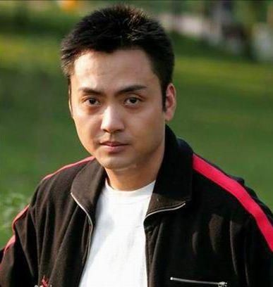 小燕子的哥哥,和香妃传绯闻,如今年近半百身材