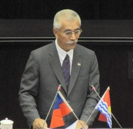 此国总统是汉奸之后,03年为钱与我国断交,如今