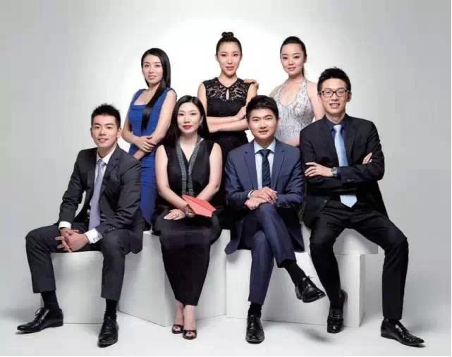 第一期京东国际管培生和京东cho隆雨,右一为邱煌