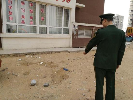 男子将漂亮妻子脑袋砍下扔下20楼 随后跳楼身亡