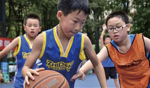 孩子学篮球原来这么多好处,家长还在等什么呢