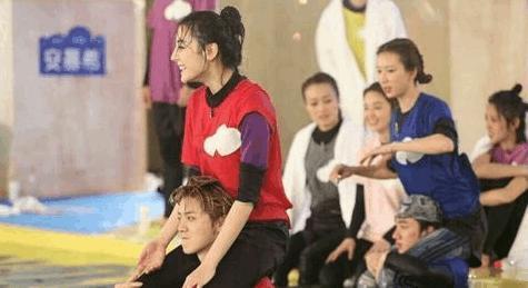 鹿晗迪丽热巴被节目组剪掉的糖,鹿晗把戒指换