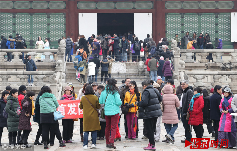 据旅行团相关负责人表示，游客将在首尔逗留5天，行程会在原有基础上进行部分调整，取消了不符合游客需求的景点安排，更换了更具吸引力的游玩项目，接待标准随之全面升级，如增加了韩式汗蒸、普罗旺斯村等景点。相关负责人表示，未来韩国游会根据市场需求逐步恢复，但是短期内应该不会恢复到去年的赴韩游客数量。（北京晨报）