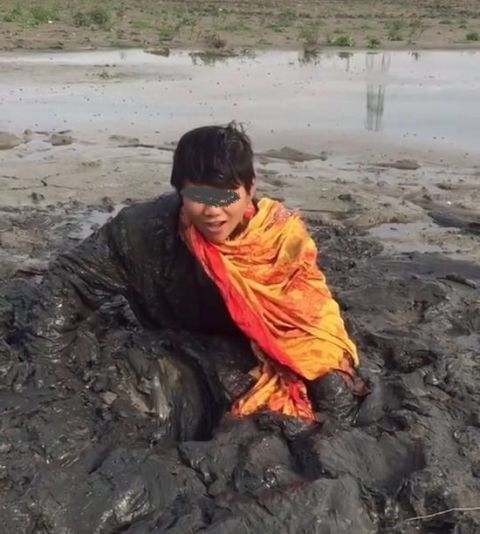 男子陷身沼泽地,不呼救反而把头埋进沼泽地里,走近一看惊呆了-北京时