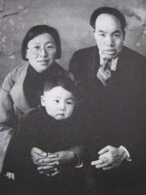 毛主席的侄子毛远新,17年刑满释放后:腿瘸拄拐