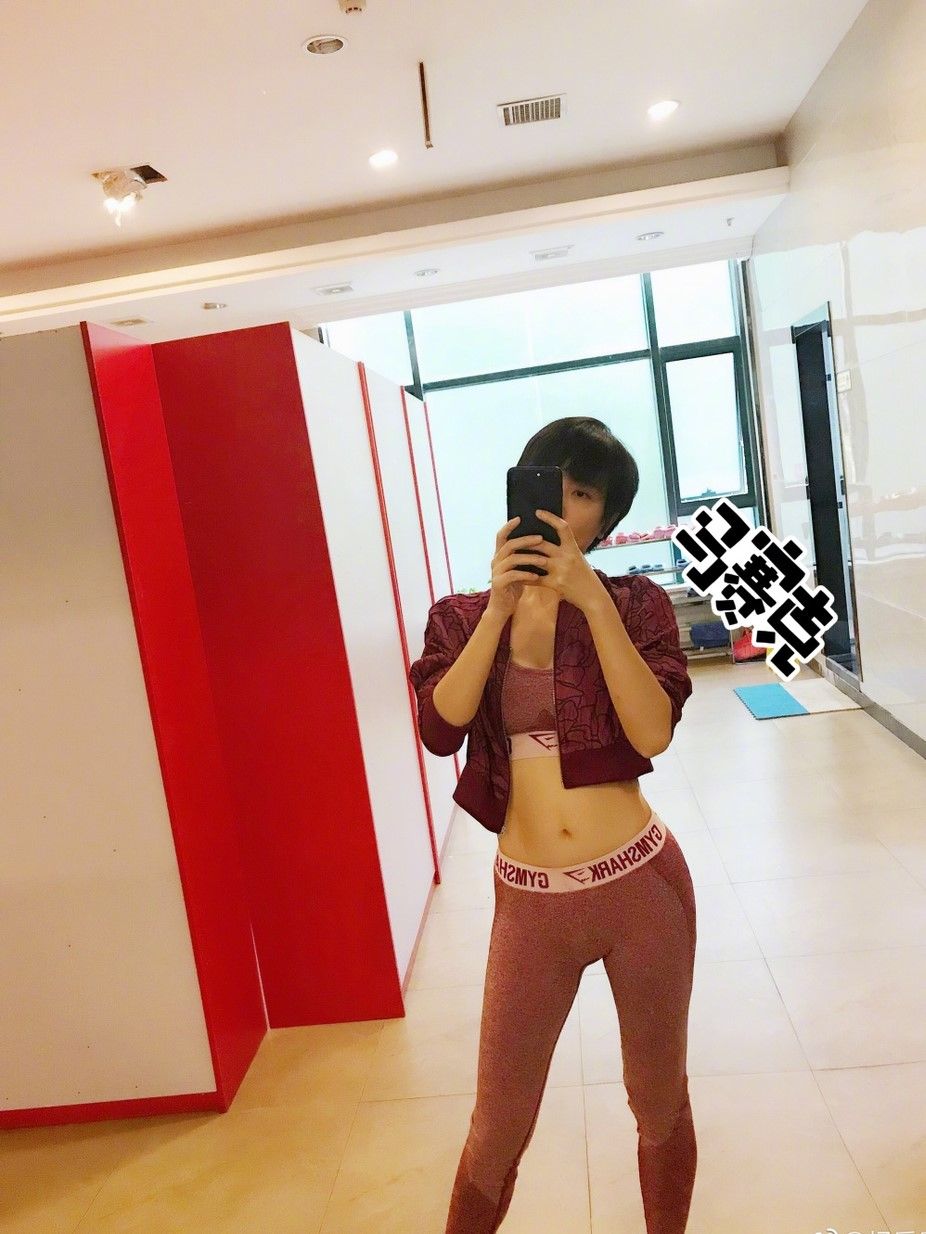 40岁辣妈杨乐乐健身房秀小蛮腰,难怪汪涵这么爱她