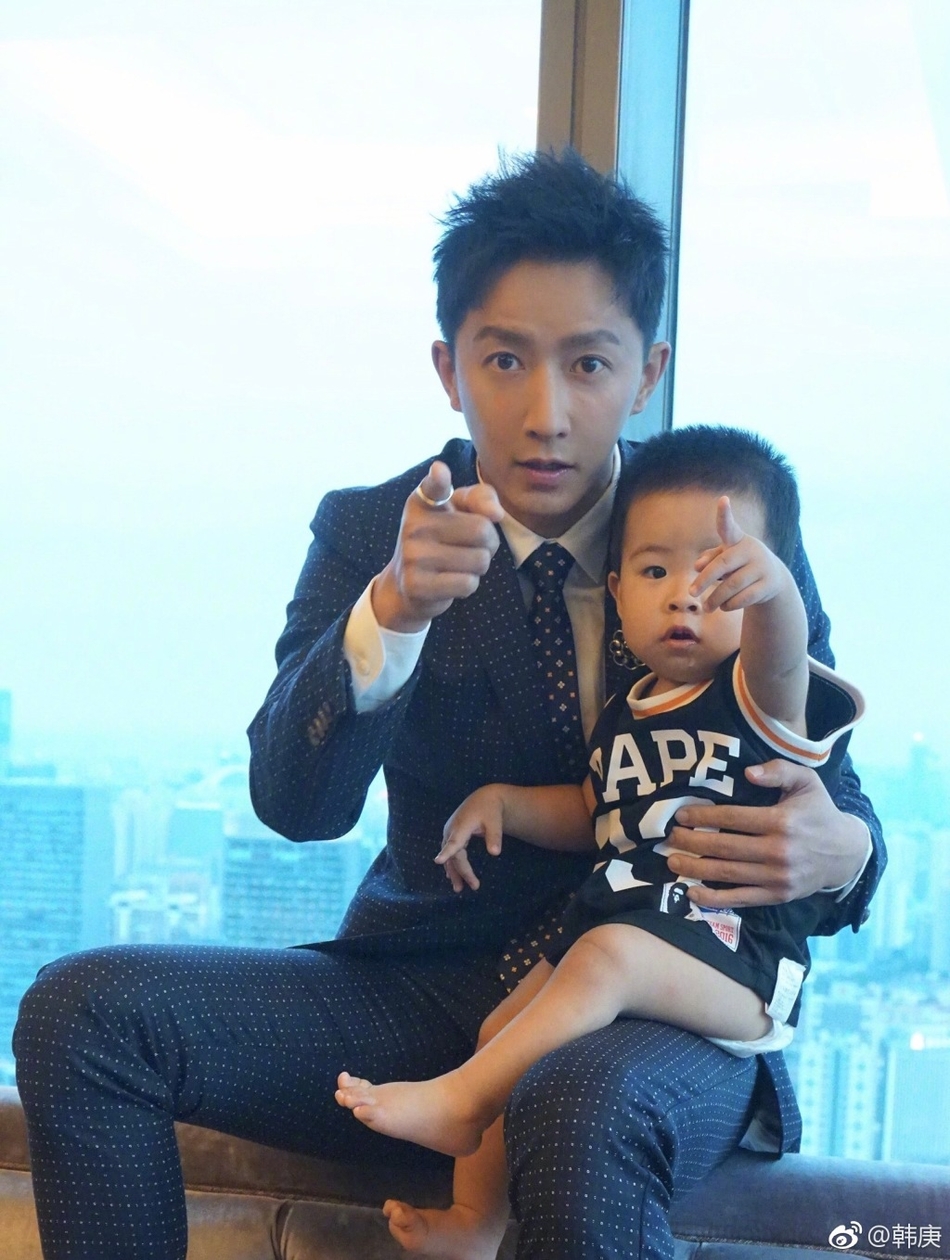 韩庚晒抱娃照有爱暖心 变瘦颜值回春(图) 韩庚晒抱娃照有爱暖心 变瘦颜值回春(图)