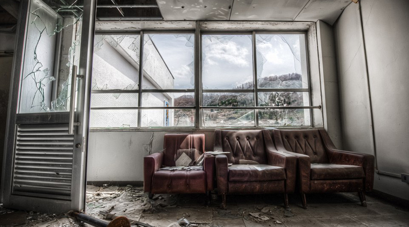 由澳大利亚摄影师布雷特-帕特曼拍摄的一组废弃日本学校的诡异照片日前在网络上传开，惊悚画面令人毛骨悚然。据悉，由于当时该地发生了严重的矿难事故，而控股该学校的公司也于2006年破产，这所位于半山腰的学校便被弃之不顾了。