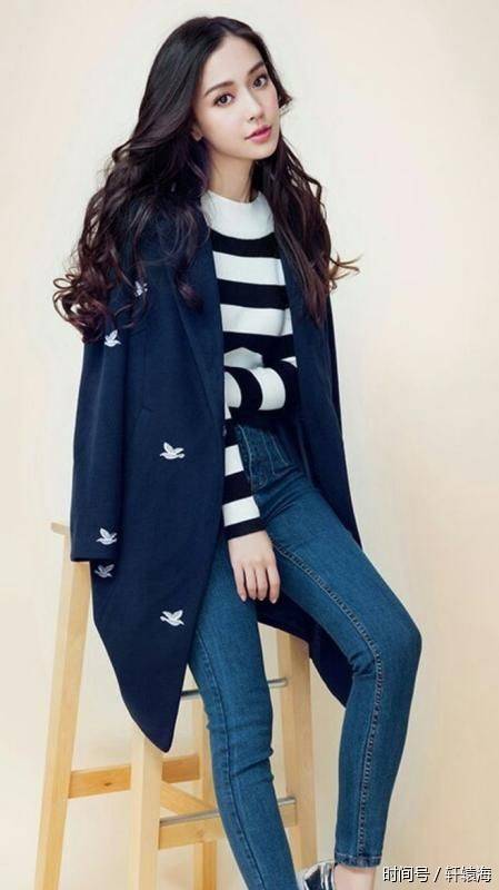 杨颖针织衫搭配牛仔裤,整体十分青春靓丽,少女