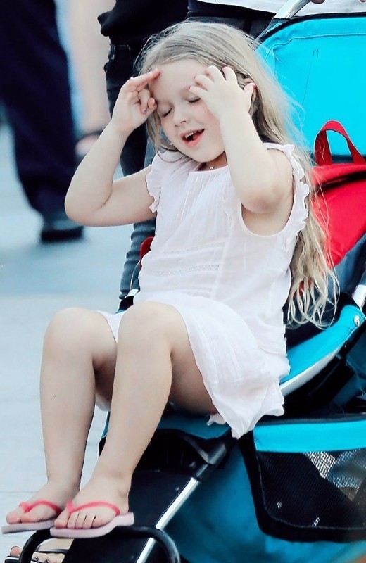 宠女狂魔再上线!贝克汉姆亲自上阵为小七剪去长发嘟嘴一脸不舍