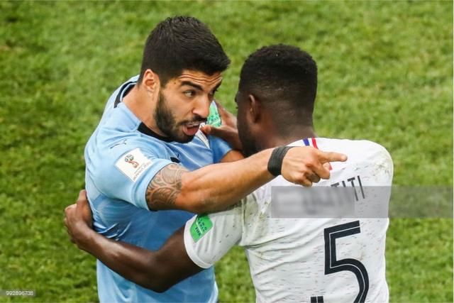 世界杯赛场巴萨球员紧张一幕,苏牙表情狰狞怒