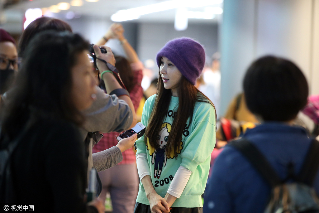 48岁“台湾第一美女”萧蔷彩T超短裙现身