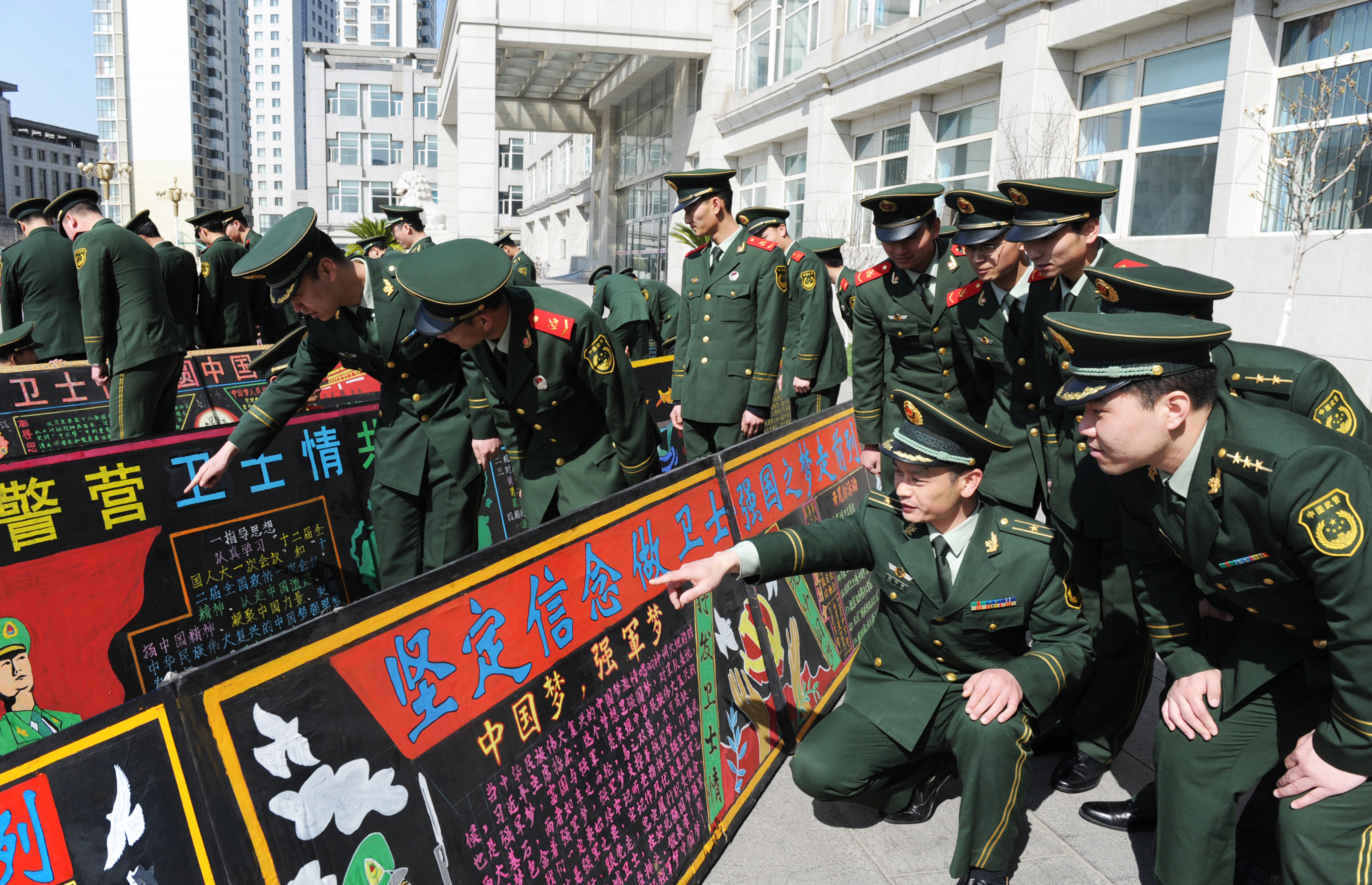 2013年4月12日，武警天津总队组织开展以“中国梦·强军梦”为主题的黑板报评比活动。江传景摄