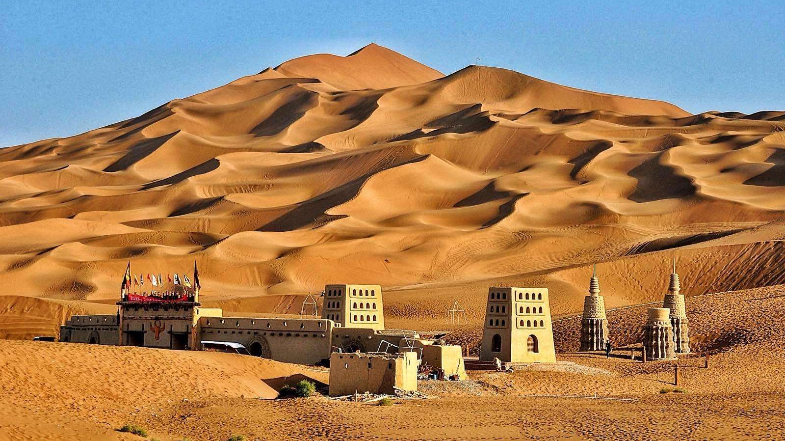 当中欧班列驶过沙漠 我们看见这群人的坚定守候 当中欧班列驶过沙漠 我们看见这群人的坚定守候