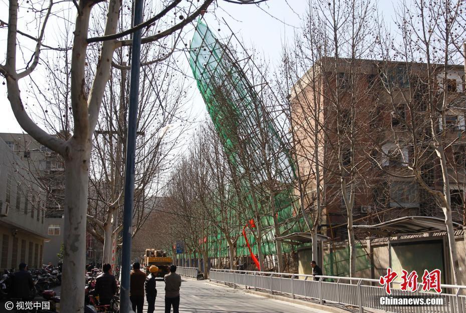 大风突袭郑州 数十吨重钢架被“撕”开悬半空 大风突袭郑州 数十吨重钢架被“撕”开悬半空
