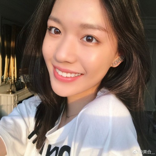 组图:耀莱千金美合晒自拍 清纯甜美不是网红脸