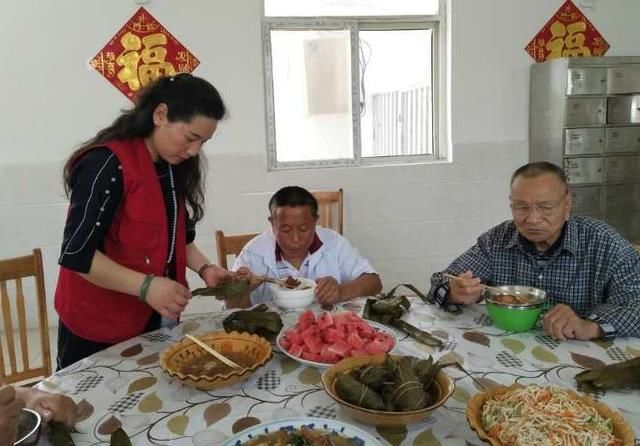 红马甲齐聚宿豫丁嘴敬老院 孤寡老人乐得像过