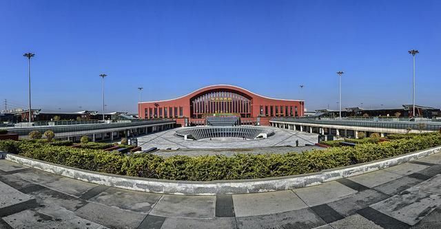 哈尔滨西站 2,齐齐哈尔 是全国十三个较大的市之一,境内的扎龙旅游