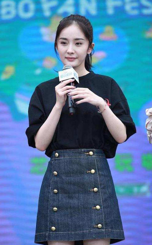 32岁杨幂与31岁刘亦菲同穿包臀裙,网友:小鸟腿
