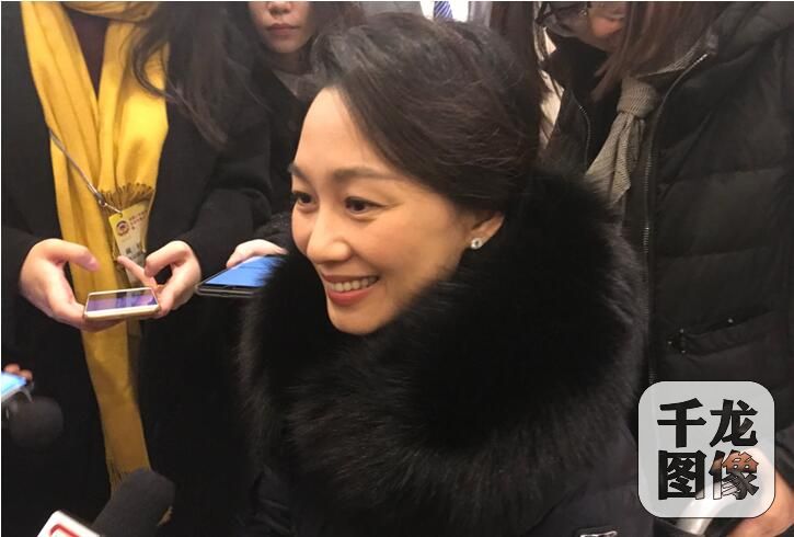 姜海琳委员坐轮椅报到关注青少年发展和民生保障