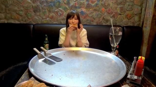 看看木下已经吃完了三分之二,毫无压力,吃的相当快,基本上一分钟就是