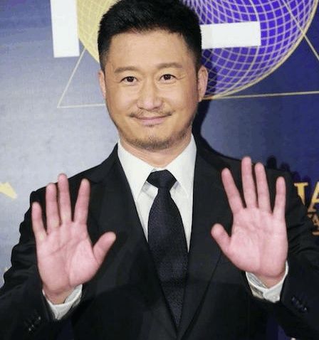 《战狼2》再次斩获大奖,吴京络腮胡现身,"微胖"身材令人心疼