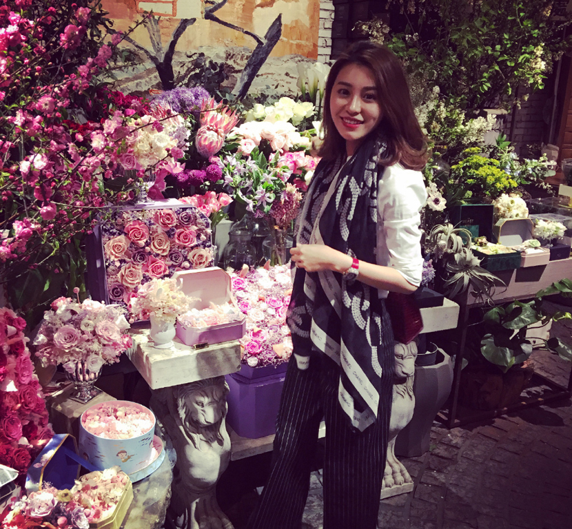 组图-气质不逊陈露！李根女友晒照 喝红酒逛花店