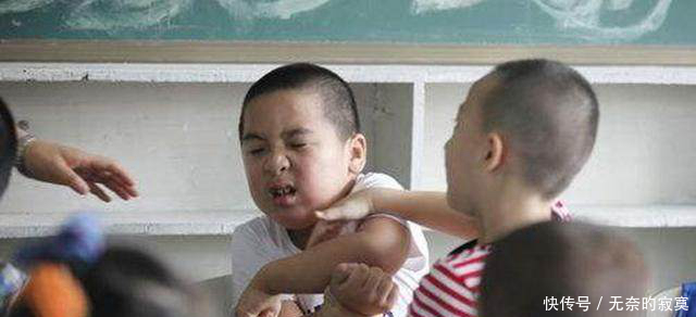 高铁上熊孩子吵闹嬉戏,磕到后脑昏迷,作为医生