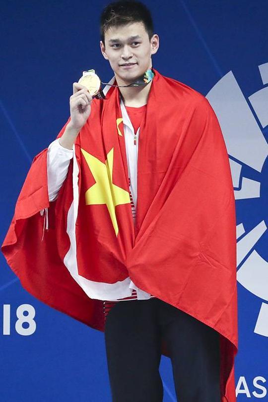 全程回顾孙杨的领奖服风波,及6次领奖衣着