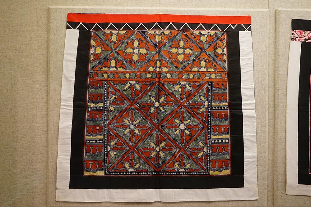 万字纹披肩料-20世纪下半叶云南潞西傣族棉织鸟兽纹花布-20世纪下半