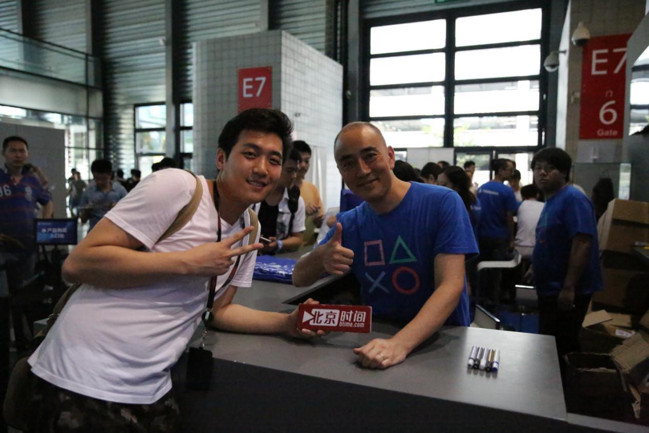 没错,这就是受到很多玩家喜爱的添田武人,我们的“五仁叔”,作为PS的CEO,他也会像一个普通员工一样站在人群中看着展台上的演出,在和“五仁叔”交流的过程中,记者了解到这位索尼PS的CEO原来也有十分可爱的一面。