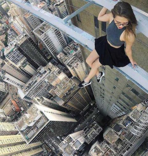 俄罗斯女孩每天换上不同衣服 在大厦楼顶拍摄最危险的照片