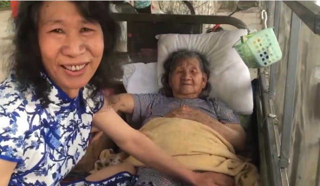 50岁大叔从30岁起开始男扮女装,天天坚持穿旗