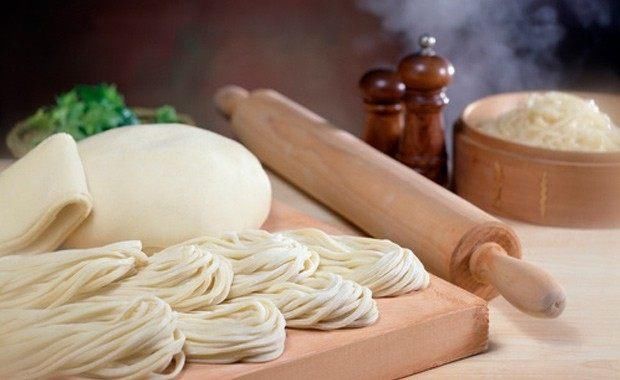 第二:淀粉 切面条时所用的扑面里一定要加一点淀粉,淀粉可以使面条