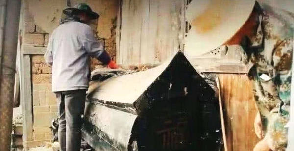 老人十年前为自己做了口棺材 十年后打开惊呆