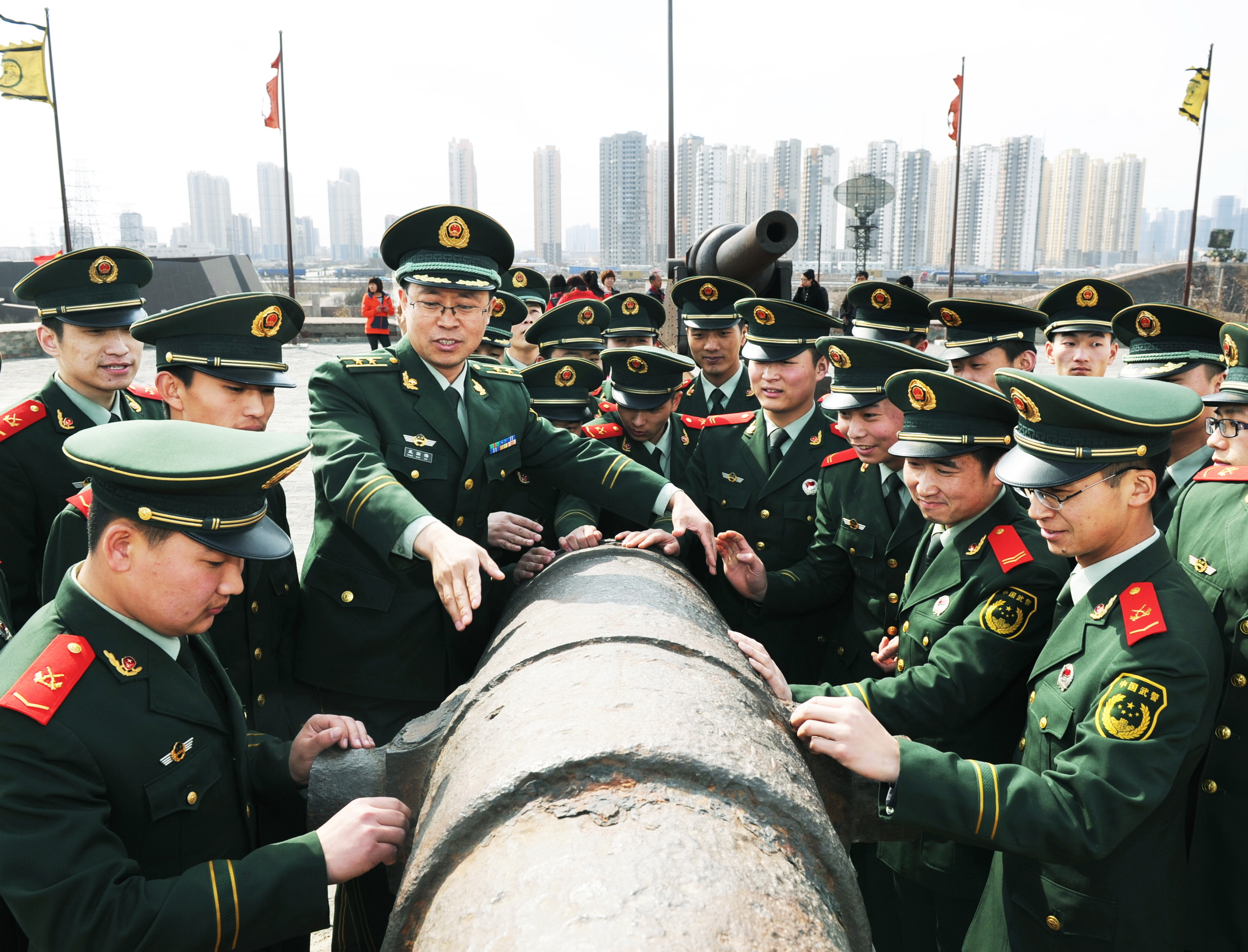 武警天津总队组织官兵参观塘沽大沽炮台旧址，追忆峥嵘岁月，激发强军热情。江传景摄