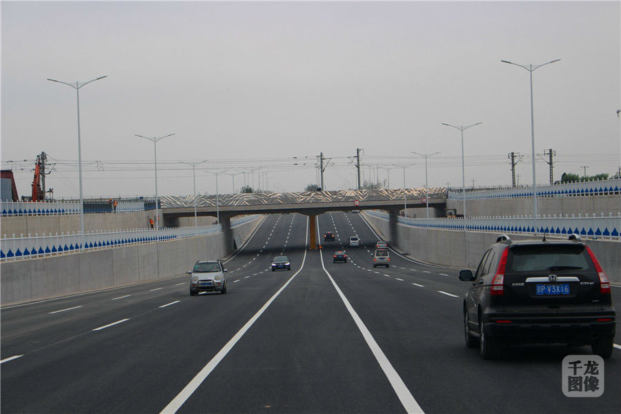 图为建成通车的秦皇岛市昌黎县东外环路下穿京哈铁路地道桥