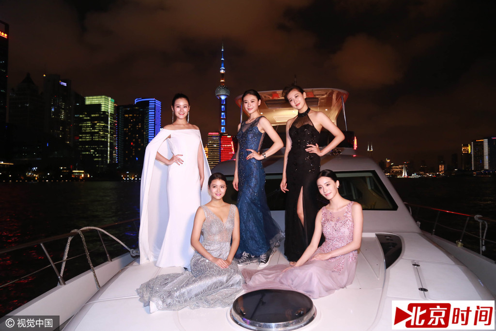 世界旅游小姐上海滩拍摄夜景 婀娜多姿风情万种