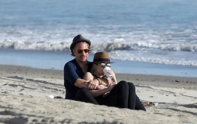 LadyGaga和新男友比伯经纪人海滩度假 两人亲