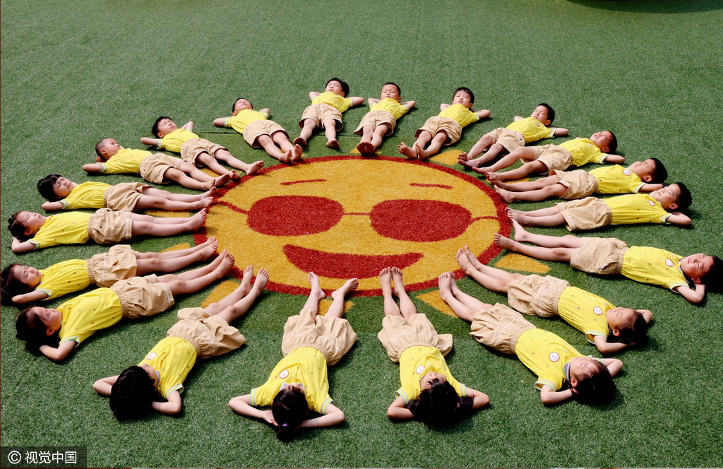 江西上饶幼儿园小朋友拍创意毕业照