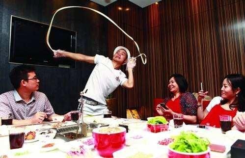 海底捞为何这么火?张勇对员工服务技能要求如