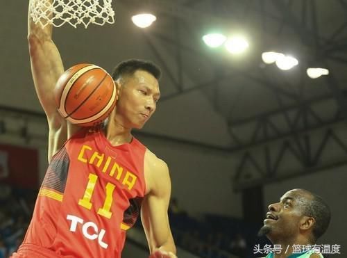 易建联死亡之瞪汇总:隔扣皇马中锋 怒视哈达迪