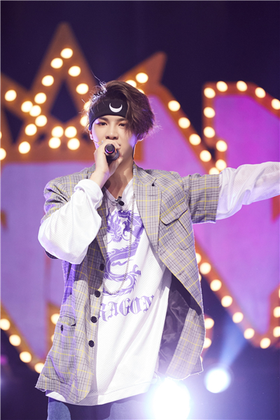 访《明星大侦探》新玩家黄明昊:爱和魏大勋一