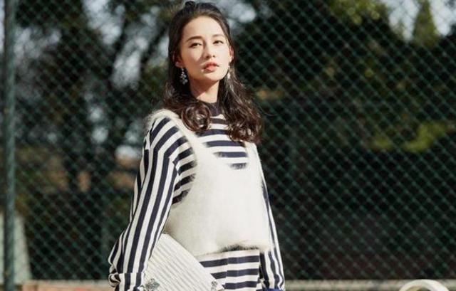 李沁真作死!穿条牛仔裤就敢走红毯,网友:一点都