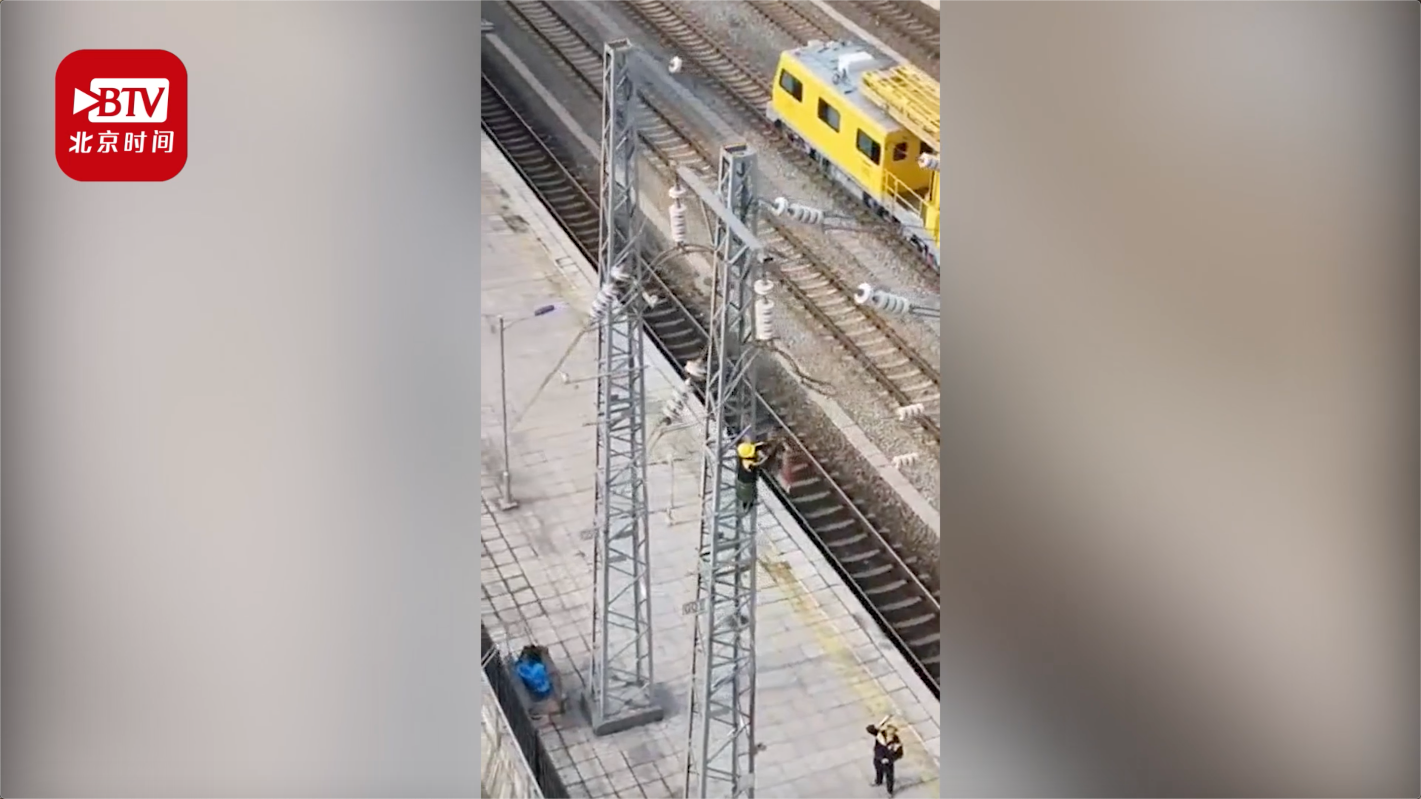 恐高勿看!看供电小姐姐的高空作业 网友:我一男的看着腿都软 恐高勿看!看供电小姐姐的高空作业 网友:我一男的看着腿都软