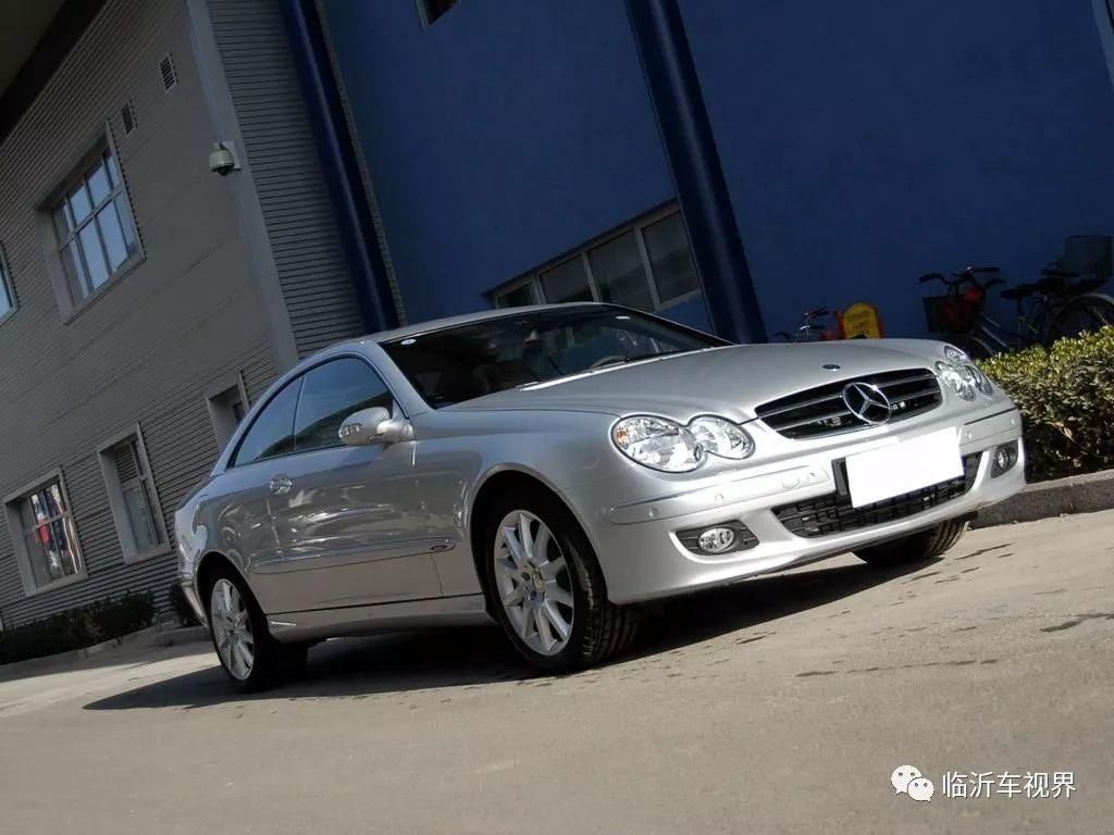 向华强的儿子向佐开豪车与宝马车相撞,驾驶的