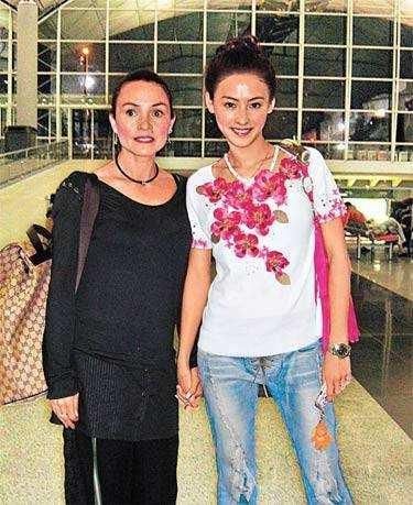 张柏芝母亲, 都56了, 却长的这么年轻!